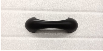 Handgriff zum Heben des Tores. Montiert im Paneel des Tores, von innen.